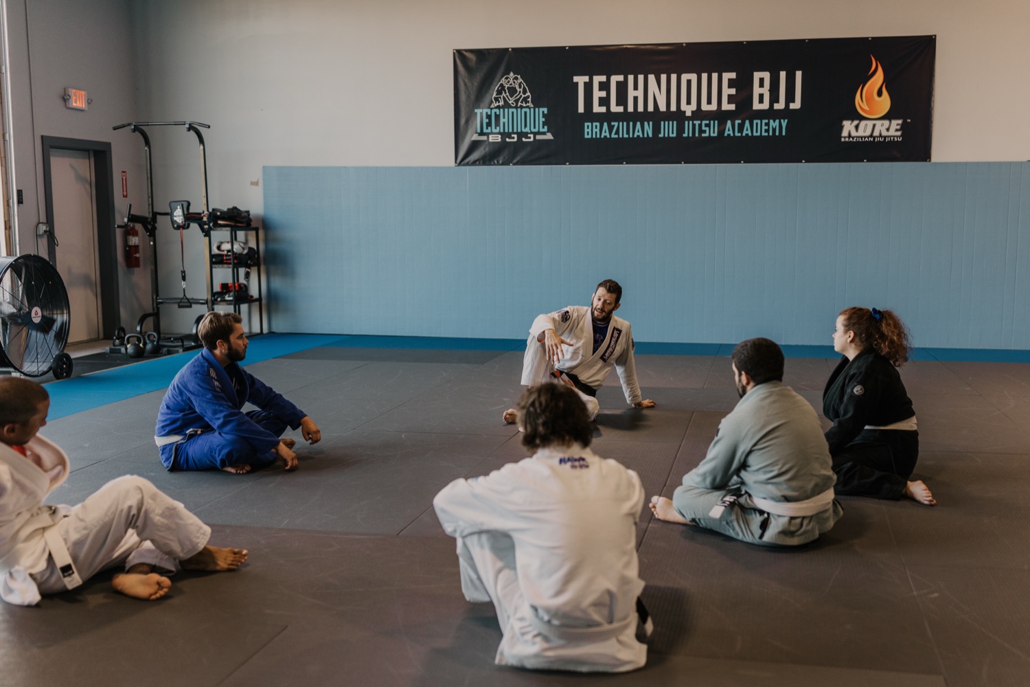 Head coach teaching a Brazilian Jiu-Jitsu class at Technique BJJ